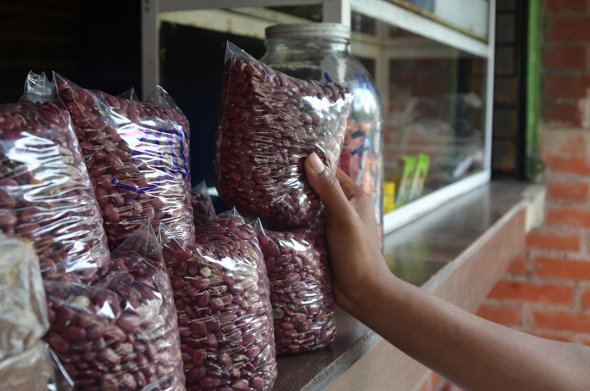 Compran granos para resolver la comida