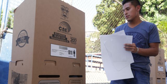 Ecuatorianos en Venezuela votan en segunda vuelta de elecciones de su país