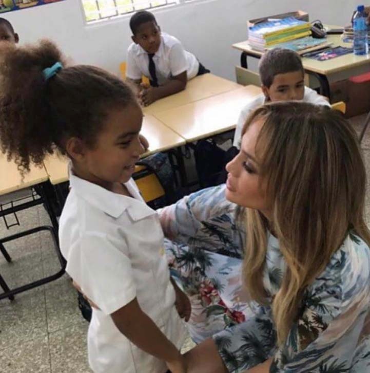 Jennifer López y A-Rod donaron útiles escolares a niños en República Dominicana