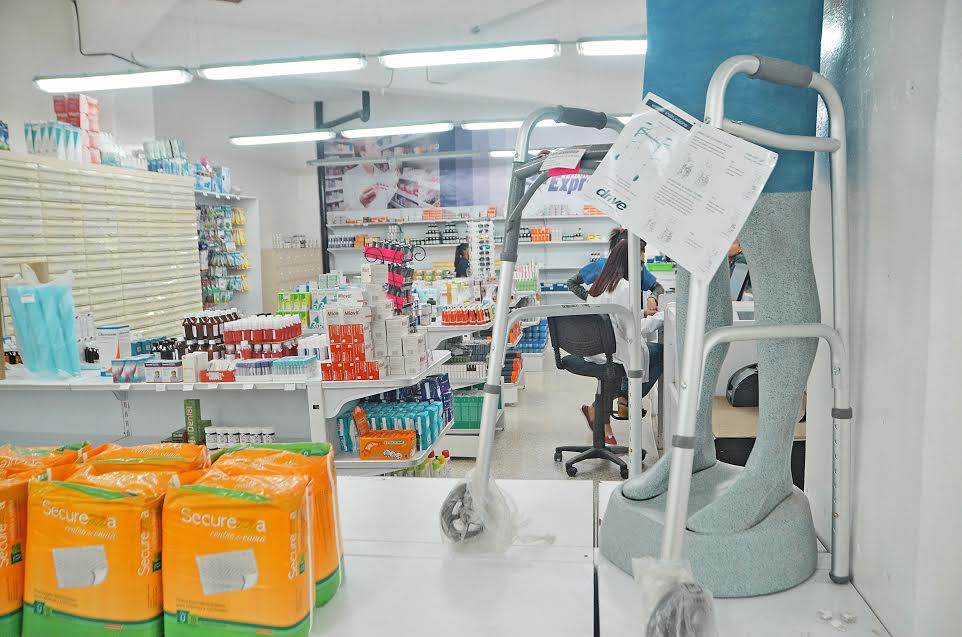 Farmacia del Express tiene equipos médicos accesibles