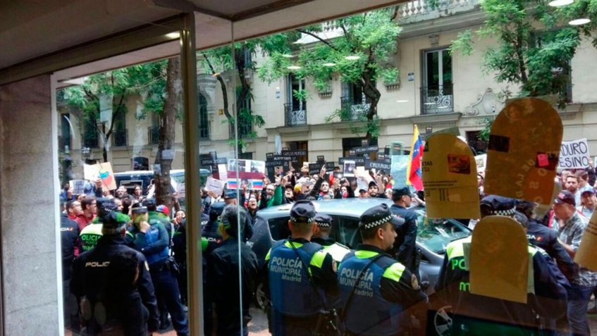 Mario Isea denuncia ataque contra Embajada de Venezuela en España