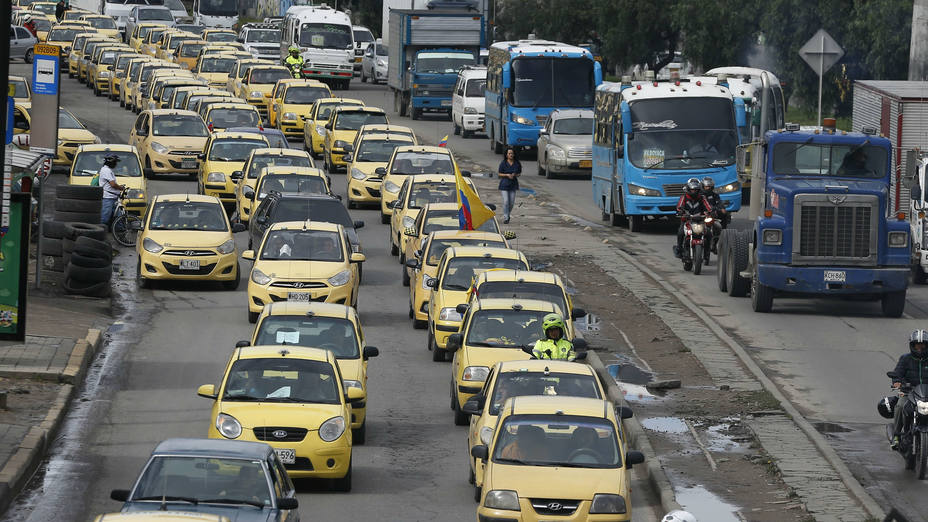 Taxistas en huelga piden salida de plataforma Uber en Colombia