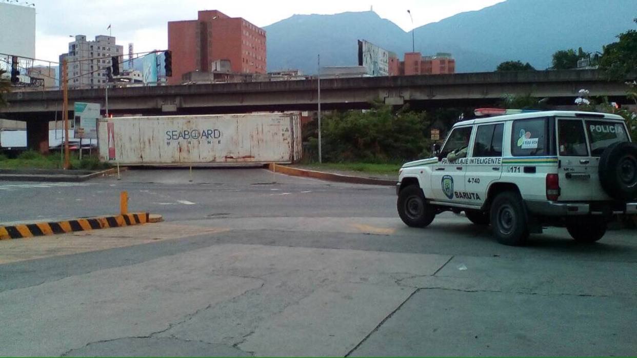 Contenedores bloquean accesos hacia la autopista Francisco Fajardo