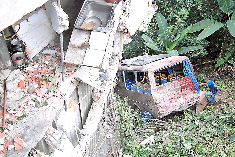 Yutong colisionó contra  casa en Guaremal