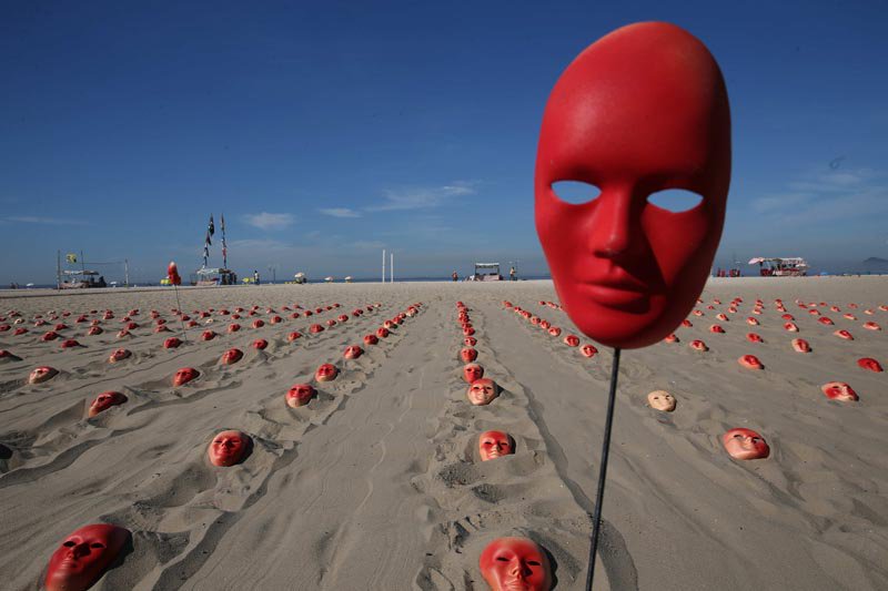 Cientos de máscaras rojas amanecen en Copacabana para pedir renuncia de Temer