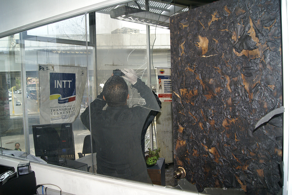 Causan destrozos e intentan incendiar el Cecap