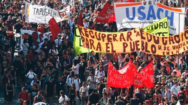 Estudiantes chilenos piden eximir deudas de estudios