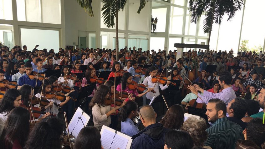 Sinfónica juvenil homenajeó en el Cementerio del Este a Armando Cañizales