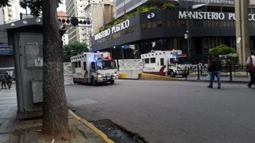 Reportan cierre de la Av. Urdaneta por efectivos de seguridad