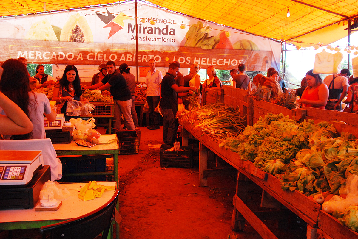 Venden a precio de “gallina flaca” en mercadito de Los Helechos