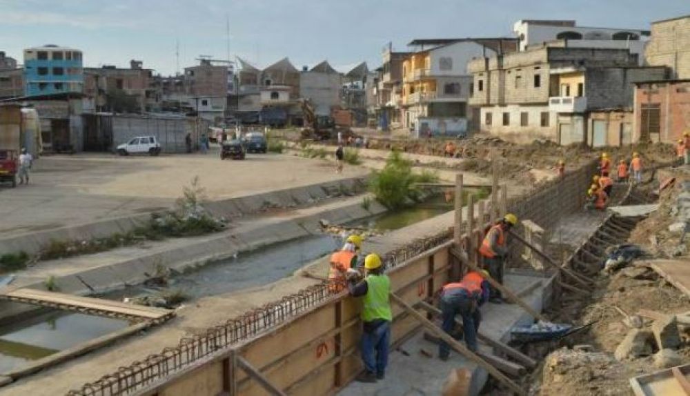 Perú pide explicaciones a Ecuador por muro que construye en la frontera