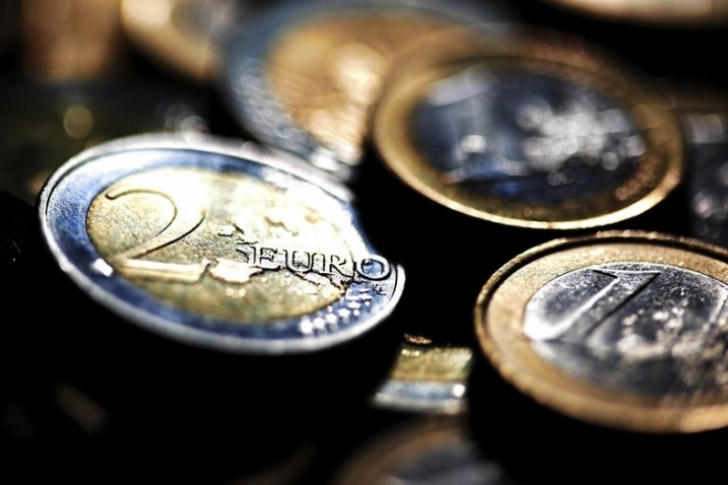 El euro baja hasta los 1,1217 dólares en Fráncfort