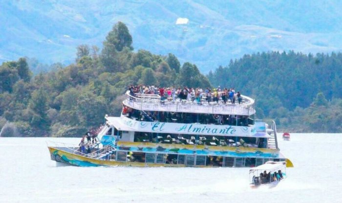 Al menos 3 muertos y cerca de 30 desaparecidos por naufragio en Colombia