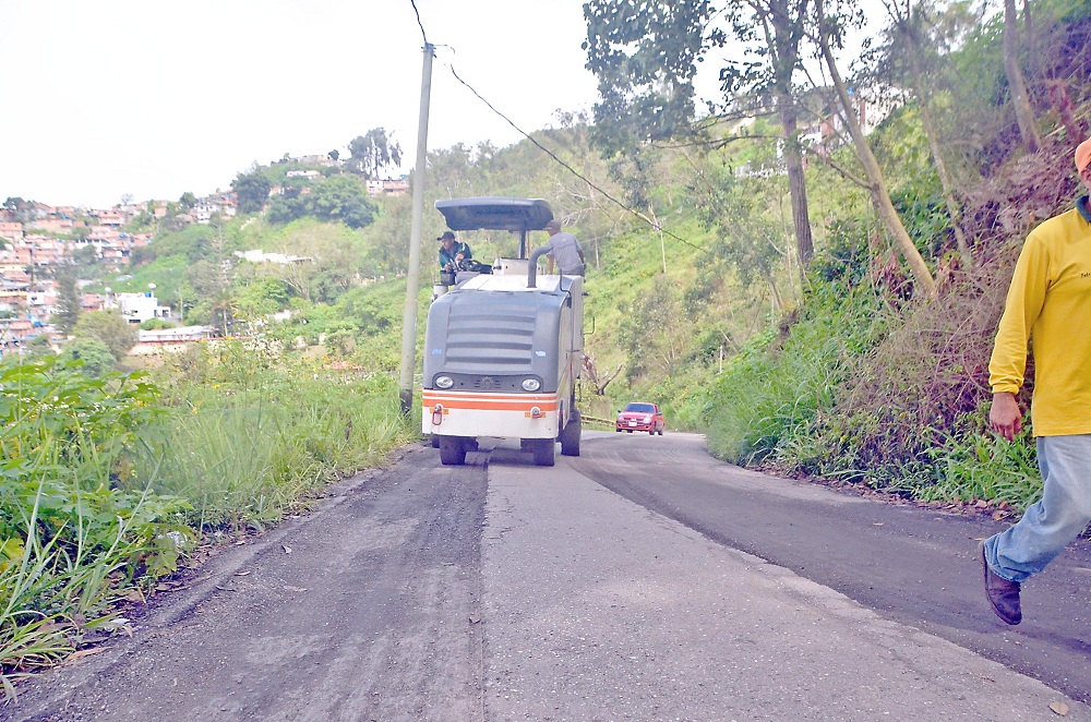 Aplican 1.500 toneladas de asfalto