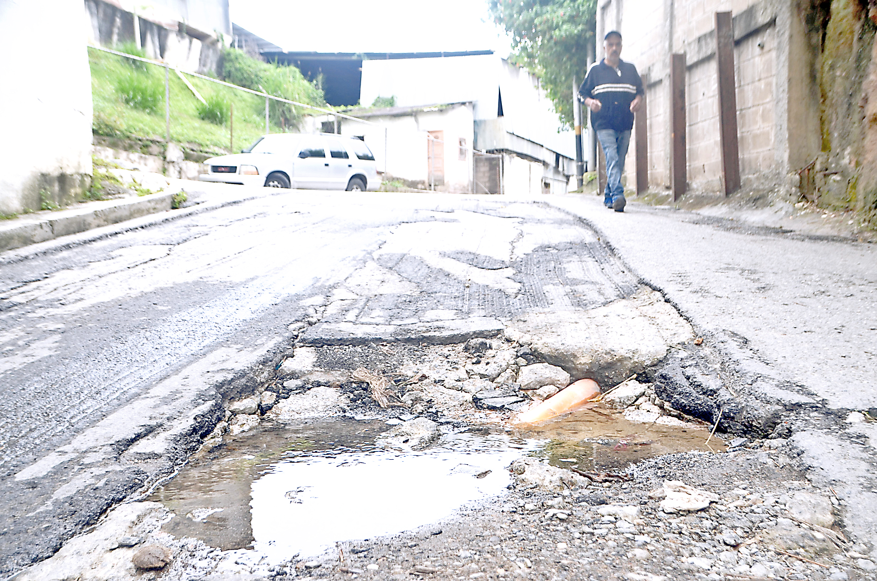 Persiste bote de agua en calle El Trigo