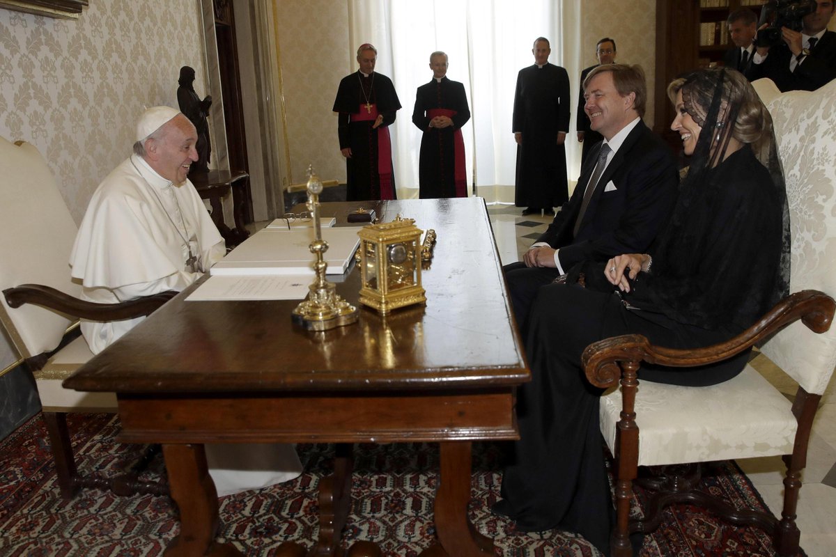 El Papa recibe a reyes de Holanda; recuperan el bastón de los Orange