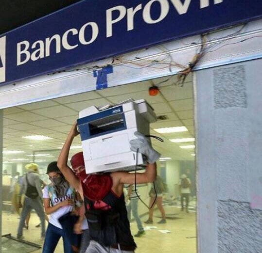 Saquearon agencia bancaria en Chacao