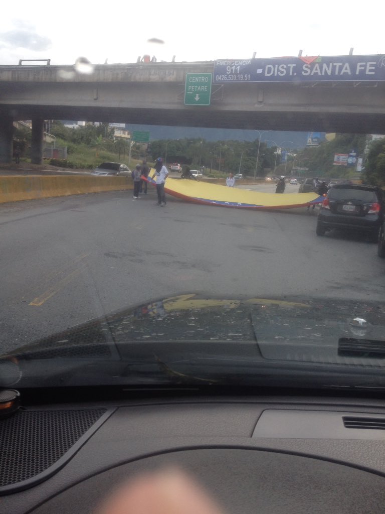 Cerrada parcialmente la autopista Prados del Este