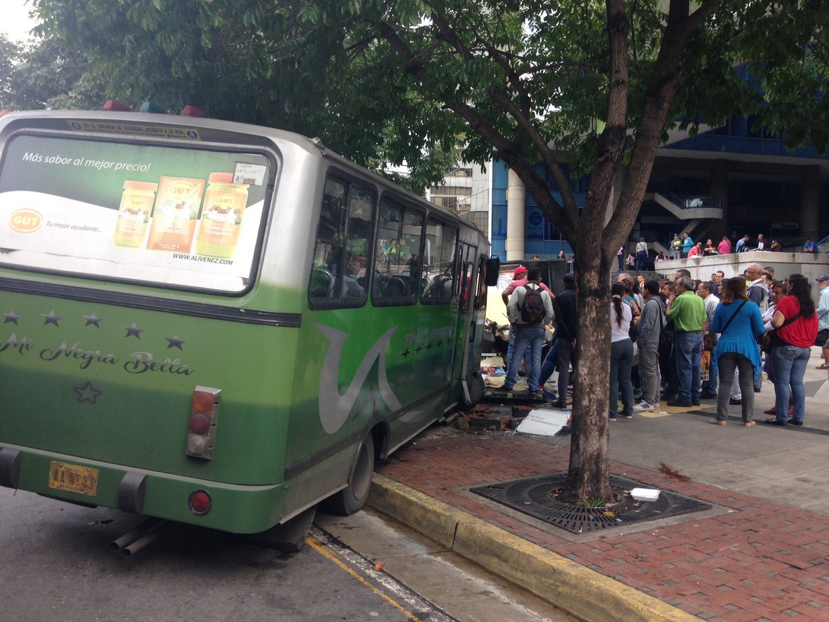 Aparatoso choque de un autobús contra un quiosco en Parque Cristal