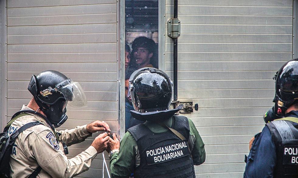 PNB detuvo a más de 20 estudiantes en El Rosal