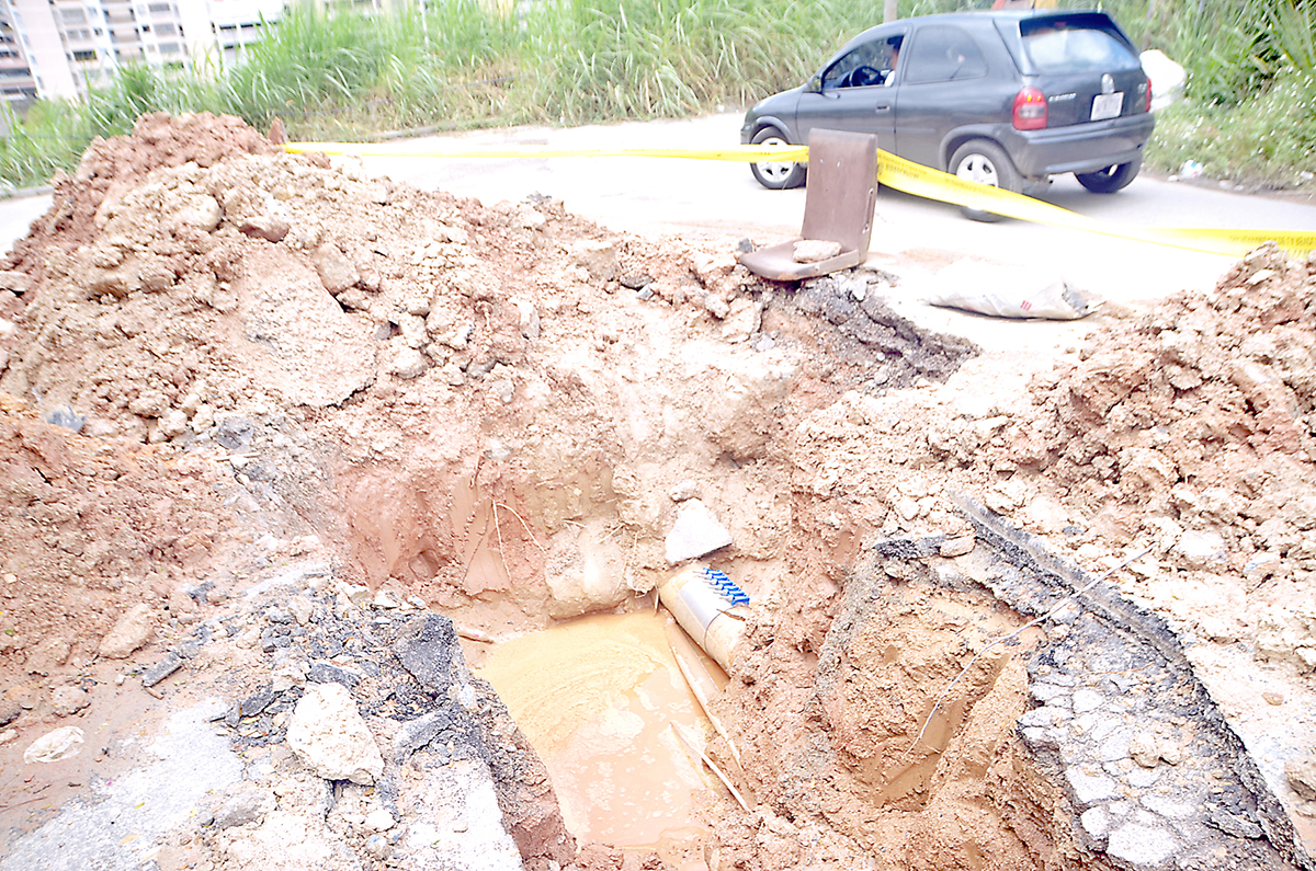 Casi un mes lleva mega hueco en La Rosaleda Norte