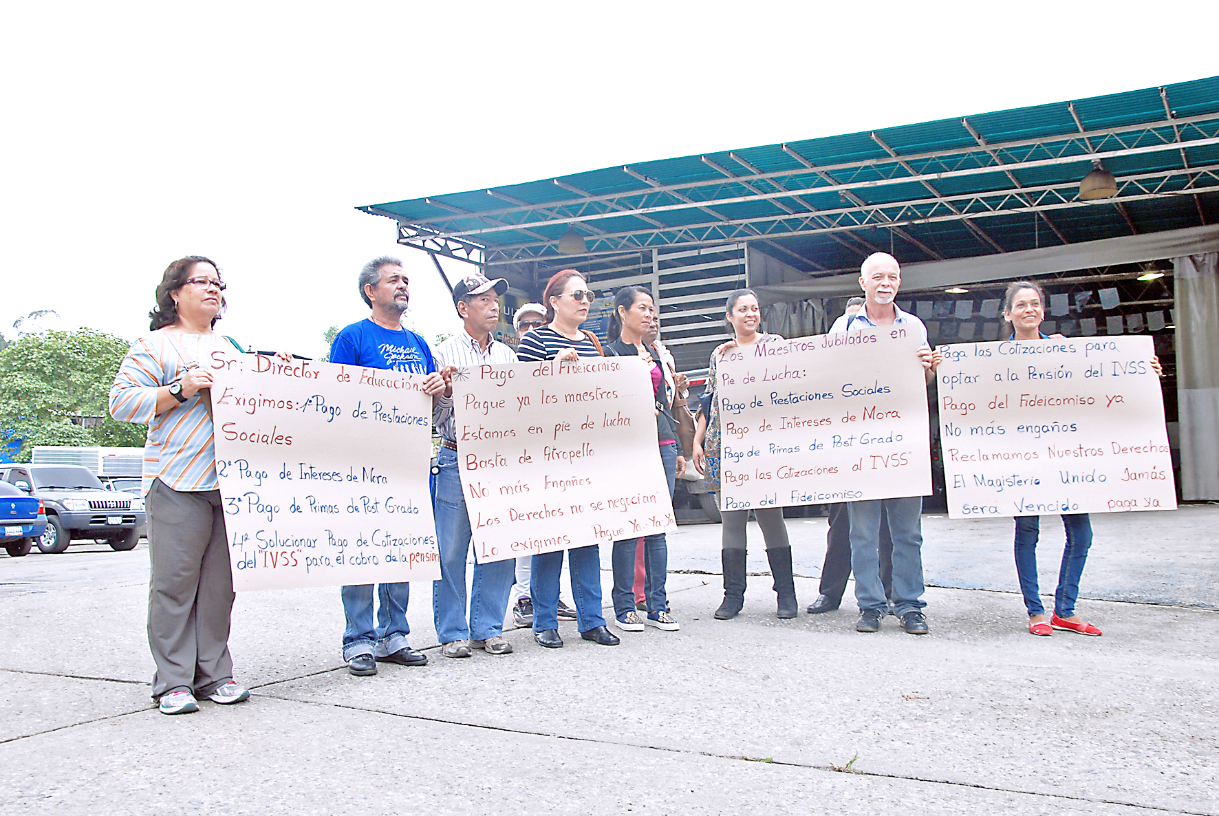 Protestan docentes jubilados