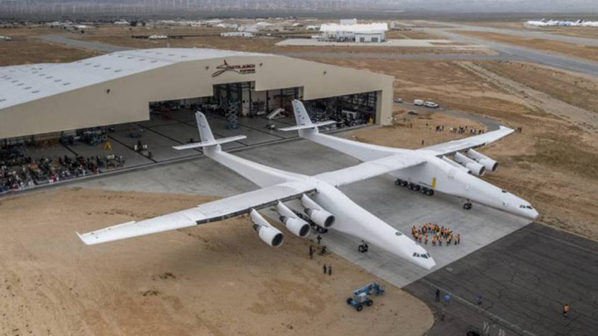 El avión más grande del mundo sale a la pista