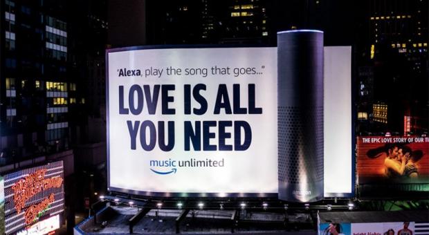 “Love is all you need” el aviso más grande de Amazon instalado en el Times Square