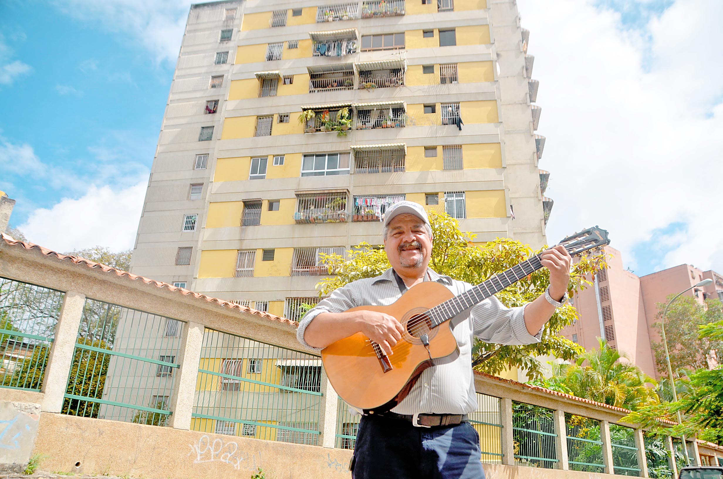 Las cuerdas de una guitarra entonan el quehacer de Armando
