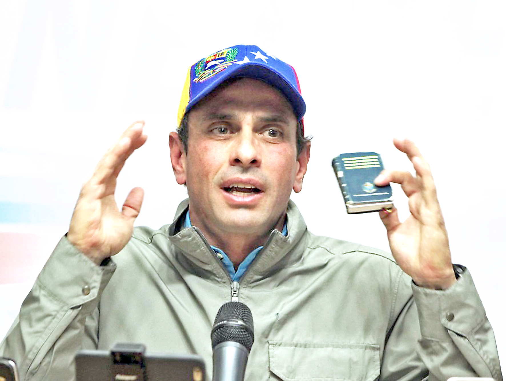 Capriles llama a uniformados a desobedecer órdenes