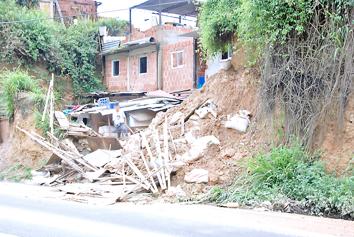 Lluvias dejan 3 casas caídas y 19 en riesgo en Carrizal - Diario Avance