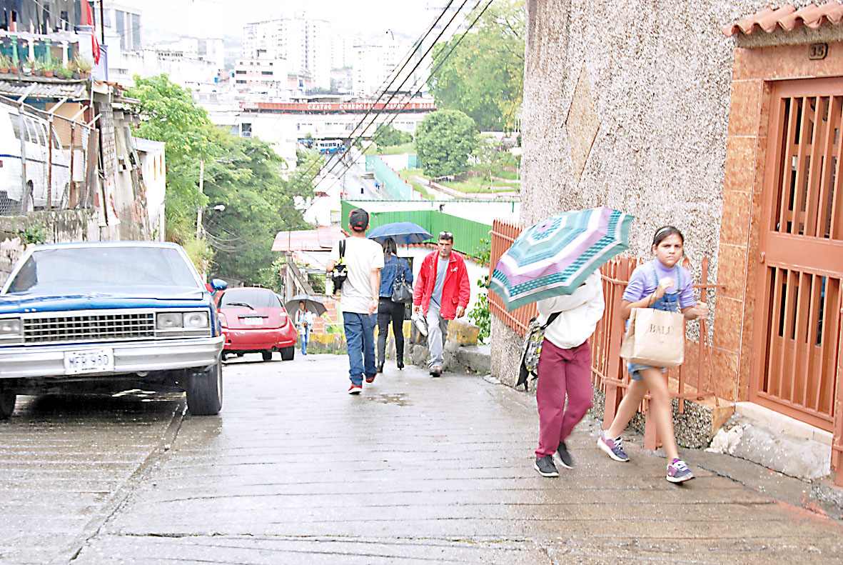 Autobuses tardan en pasar por La Línea