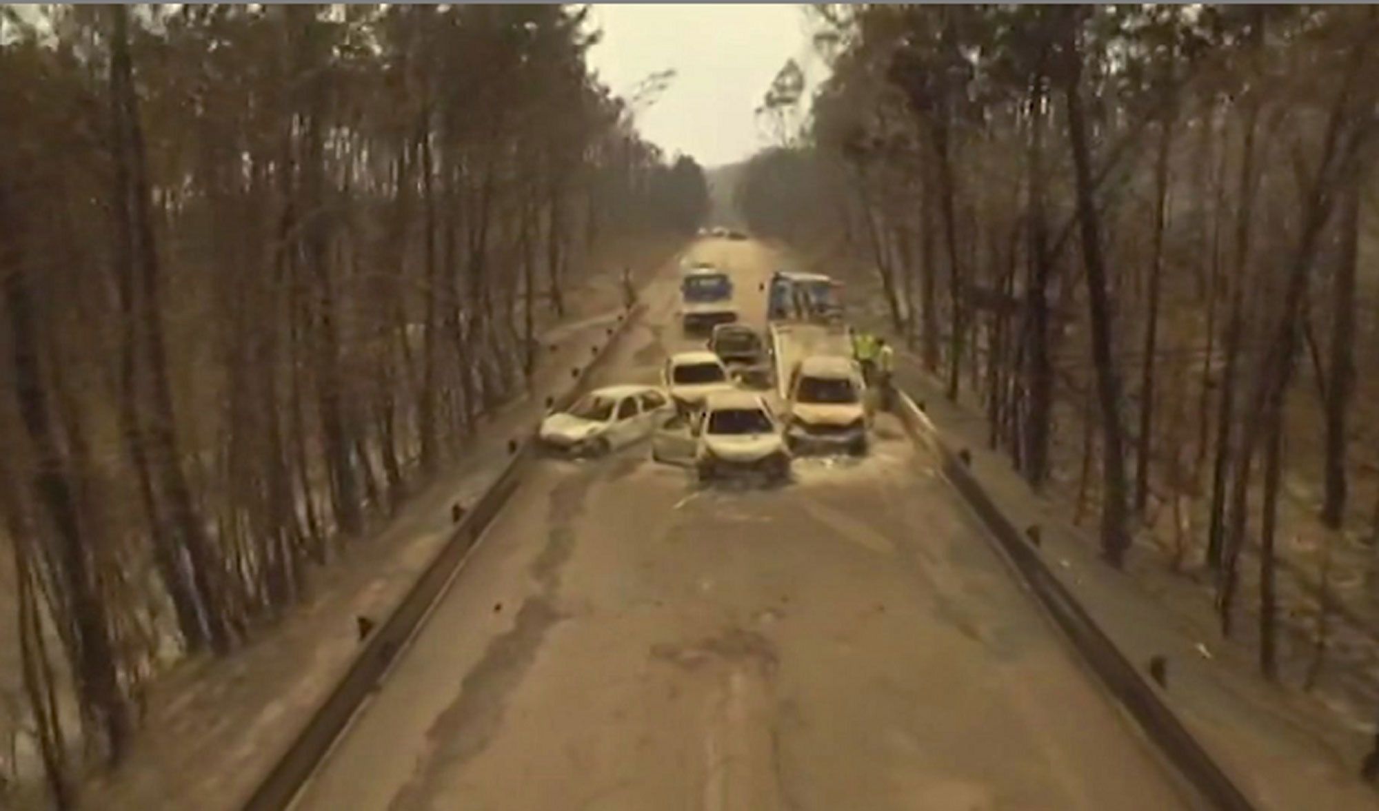 Dron captó imágenes de carros atrapados entre gigantesco incendio que dejó 62 muertos