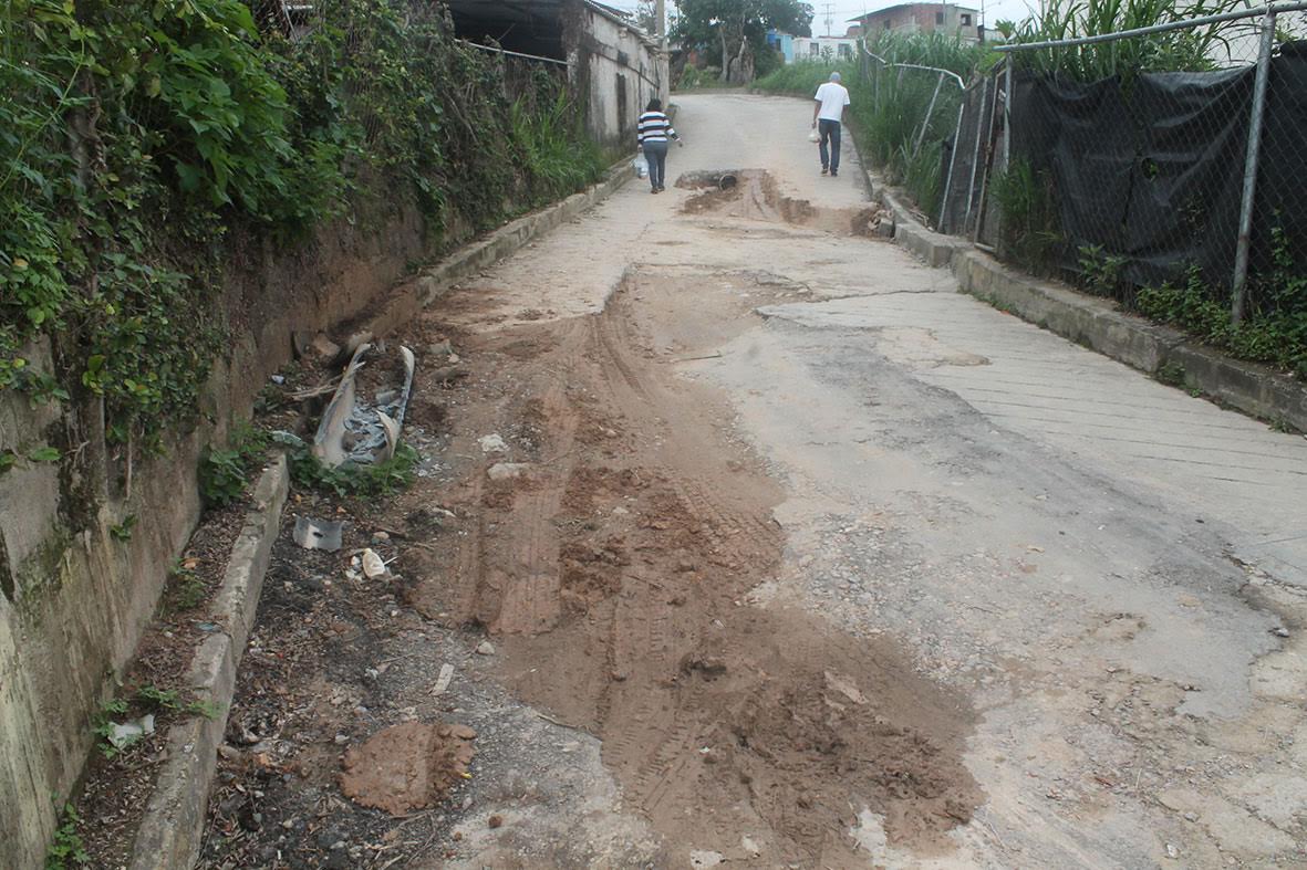 Hidrocapital dejó vialidad de Terrazas del Trigo hecha huecos