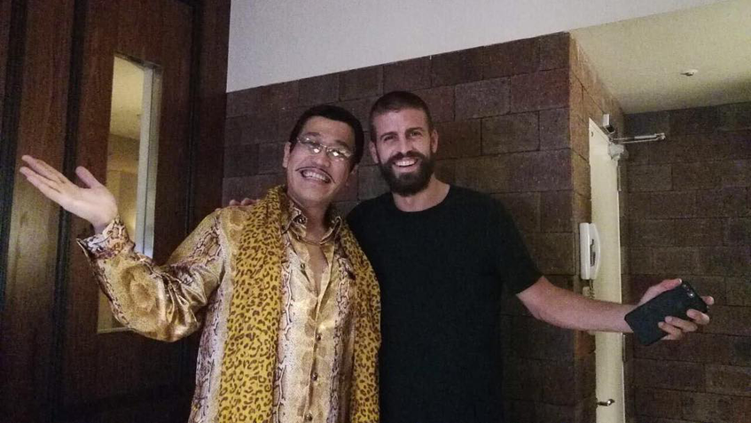 Gerard Piqué baila al ritmo del “Pen-Pineapple-Apple-Pen” en Japón