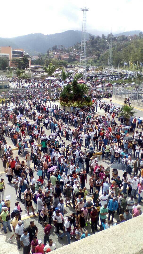 Largas colas predominan en jornada electoral Constituyente en el Poliedro de Caracas