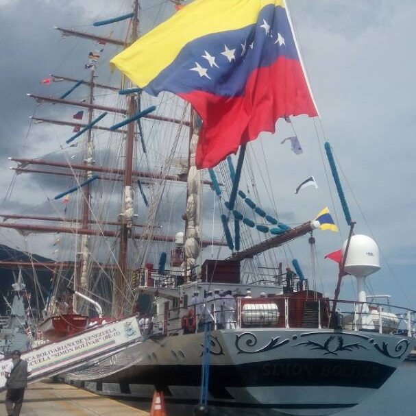 Ministro Vladimir Padrino recibe al Buque Escuela Simón Bolívar