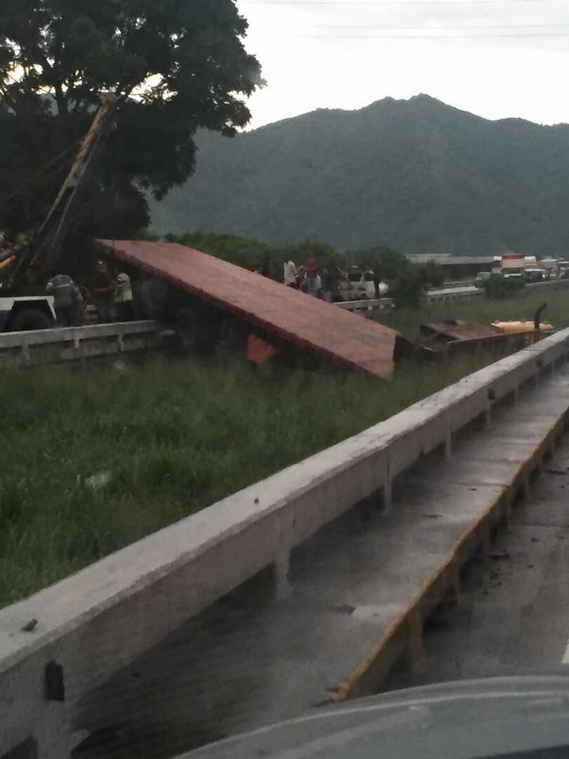 Gandola volcada genera fuerte retraso en el viaducto La Cabrera