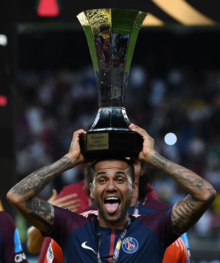 Alves corona al París Saint Germain en la Supercopa