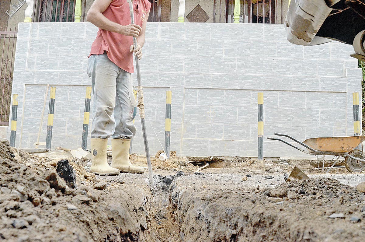 Obstruidas tuberías de aguas blancas en callejón Los Pérez