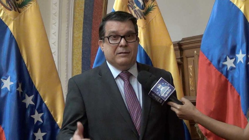 Diputado Carlos Berrizbeitia denuncia que es retenido en Maiquetía