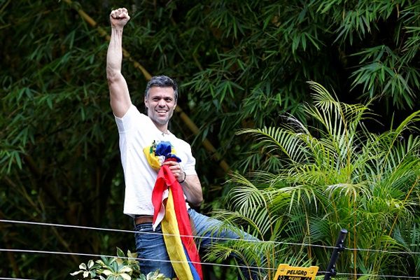 Leopoldo López subió a la azotea de su casa, saludó y enseñó la bandera