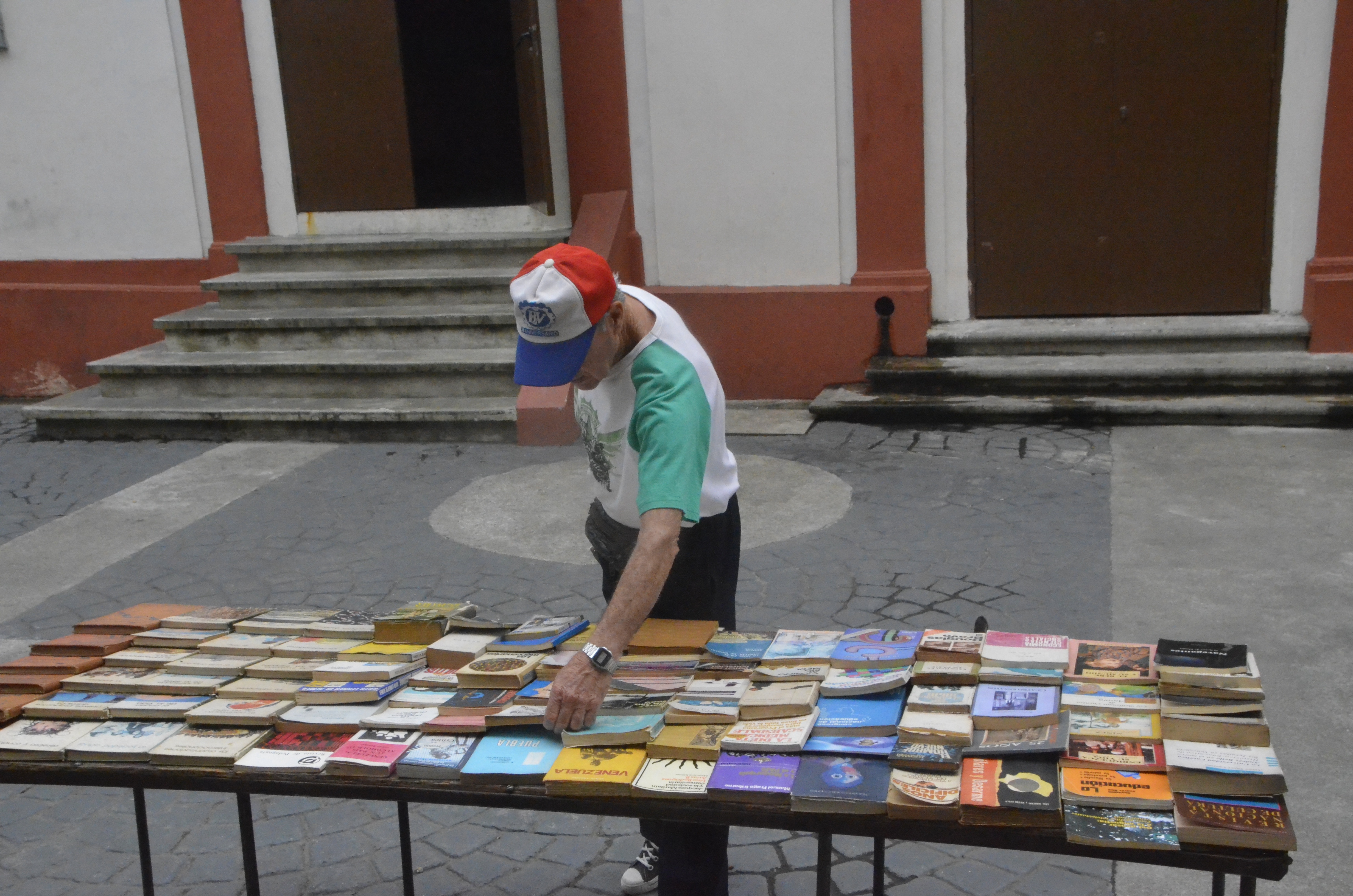 Padres optan por comprar libros usados