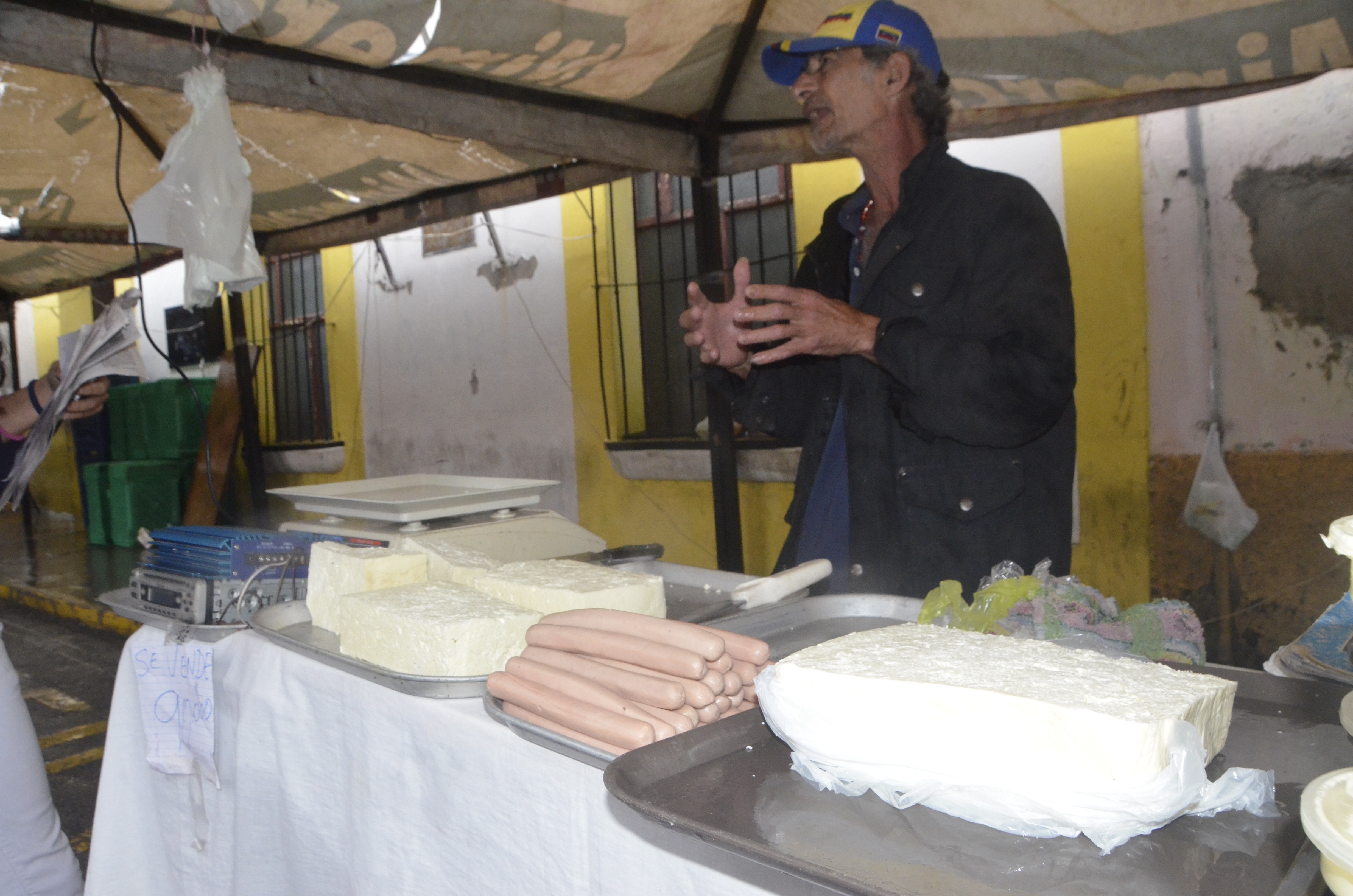 Quesos asequibles en el mercado de la Casa del Pueblo