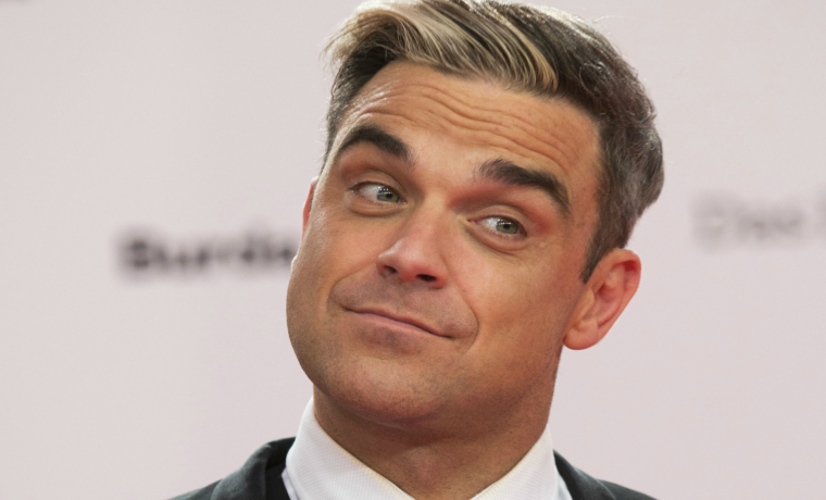 Robbie Williams volvió a desnudarse, esta vez promociona un nuevo disco