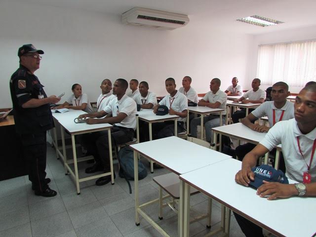 Alumnos de la Universidad de la Seguridad inician pasantías en los Bomberos de Miranda