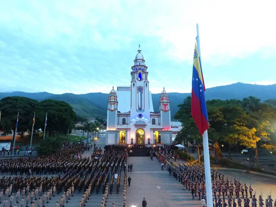Conmemoran Día de la Bandera en el Panteón Nacional