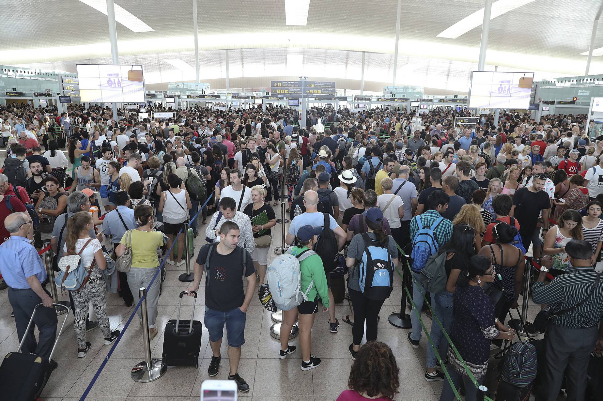 Largas colas en aeropuerto de Barcelona de nuevo por conflicto laboral