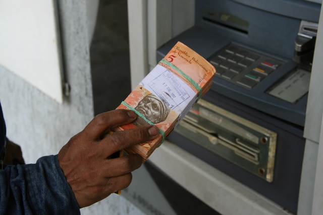 Usuarios denuncian rechazo de billetes de baja denominación