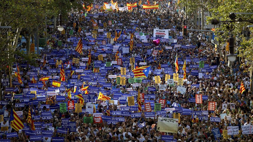 Miles de personas salieron a las calles de Barcelona en contra del terrorismo